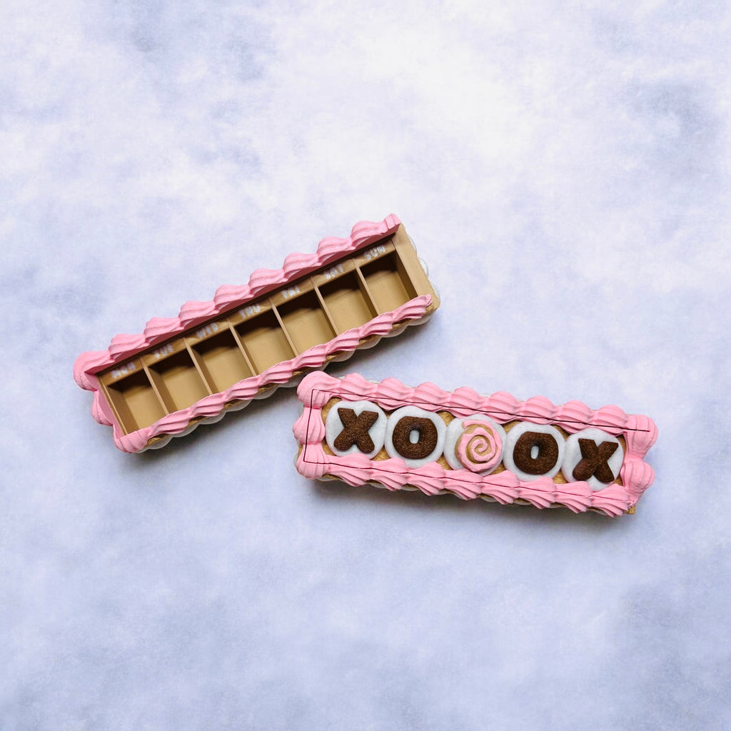 XOXO Cinnabun Cake Storage Container