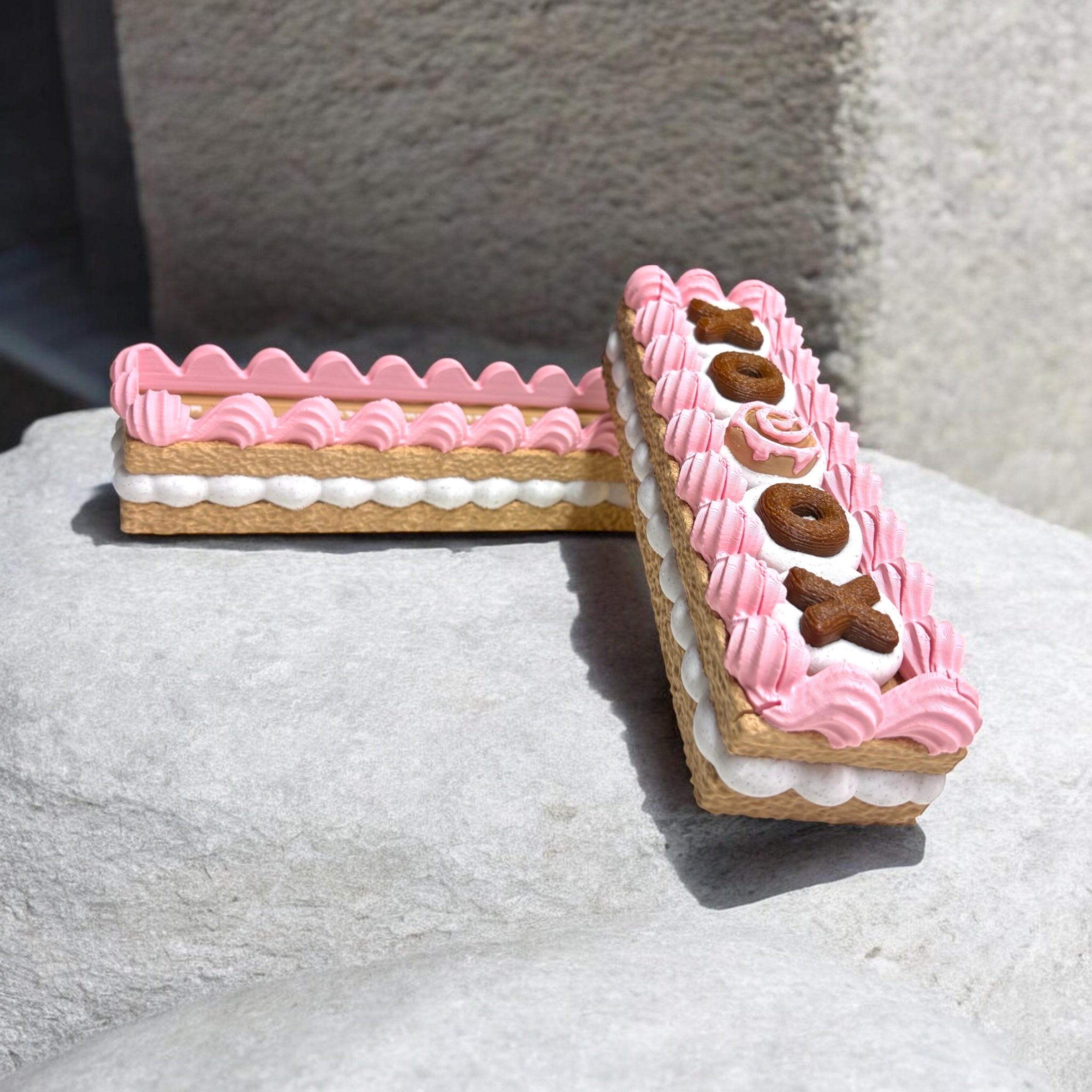 XOXO Cinnabun Cake Storage Container