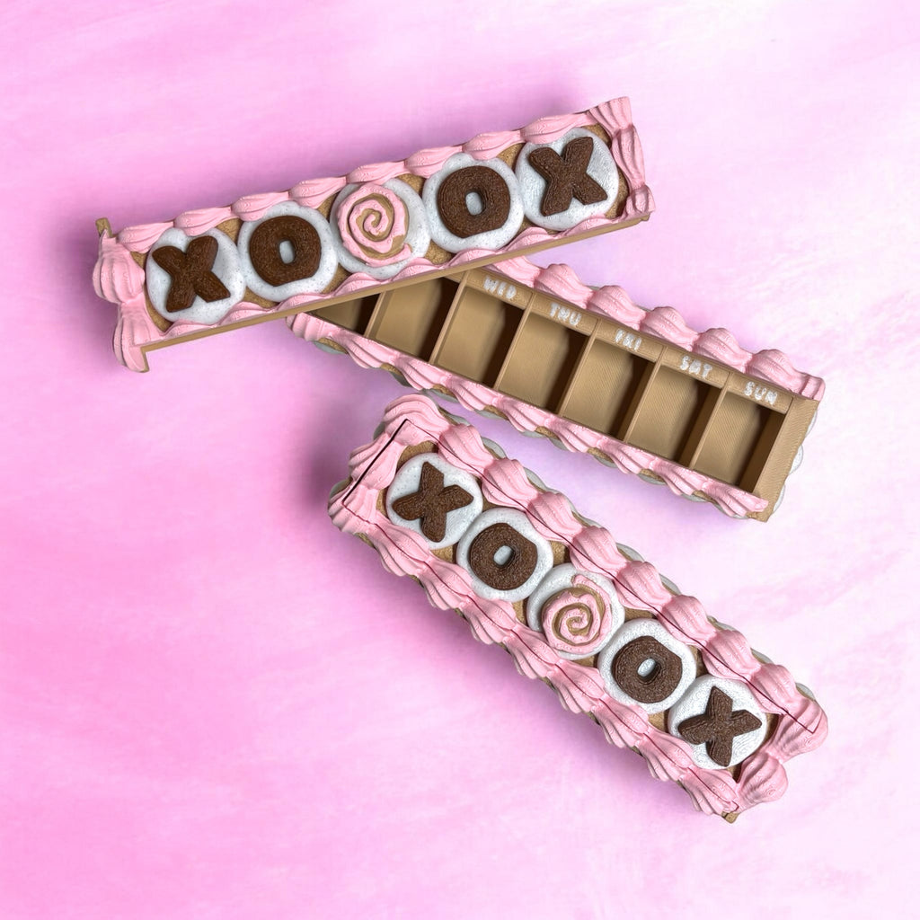 XOXO Cinnabun Cake Storage Container